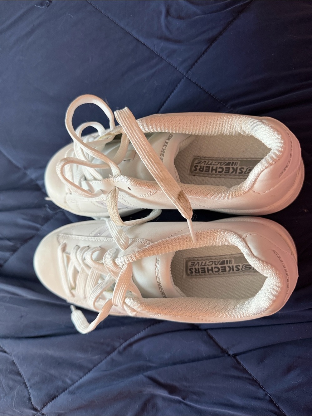 New Skechers white sneakers with small rhinestone detail on the side size 9.5